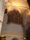 Gótico tardio, conta com três naves (a central mas alta), cruzeiro e cabeceira, destacando seu Altar Maior, notável obra do churrigueresco. Presidem-no uma imagem do Bautista e outra da Imaculada. Pilares e capitéis o enfeitam profusamente com motivos variados, estando tudo protegido por uma extraordinária grade forjada.