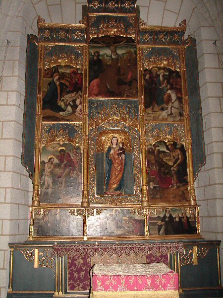Gótico tardio, conta com três naves (a central mas alta), cruzeiro e cabeceira, destacando seu Altar Maior, notável obra do churrigueresco. Presidem-no uma imagem do Bautista e outra da Imaculada. Pilares e capitéis o enfeitam profusamente com motivos variados, estando tudo protegido por uma extraordinária grade forjada.