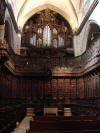 Gótico tardio, conta com três naves (a central mas alta), cruzeiro e cabeceira, destacando seu Altar Maior, notável obra do churrigueresco. Presidem-no uma imagem do Bautista e outra da Imaculada. Pilares e capitéis o enfeitam profusamente com motivos variados, estando tudo protegido por uma extraordinária grade forjada.