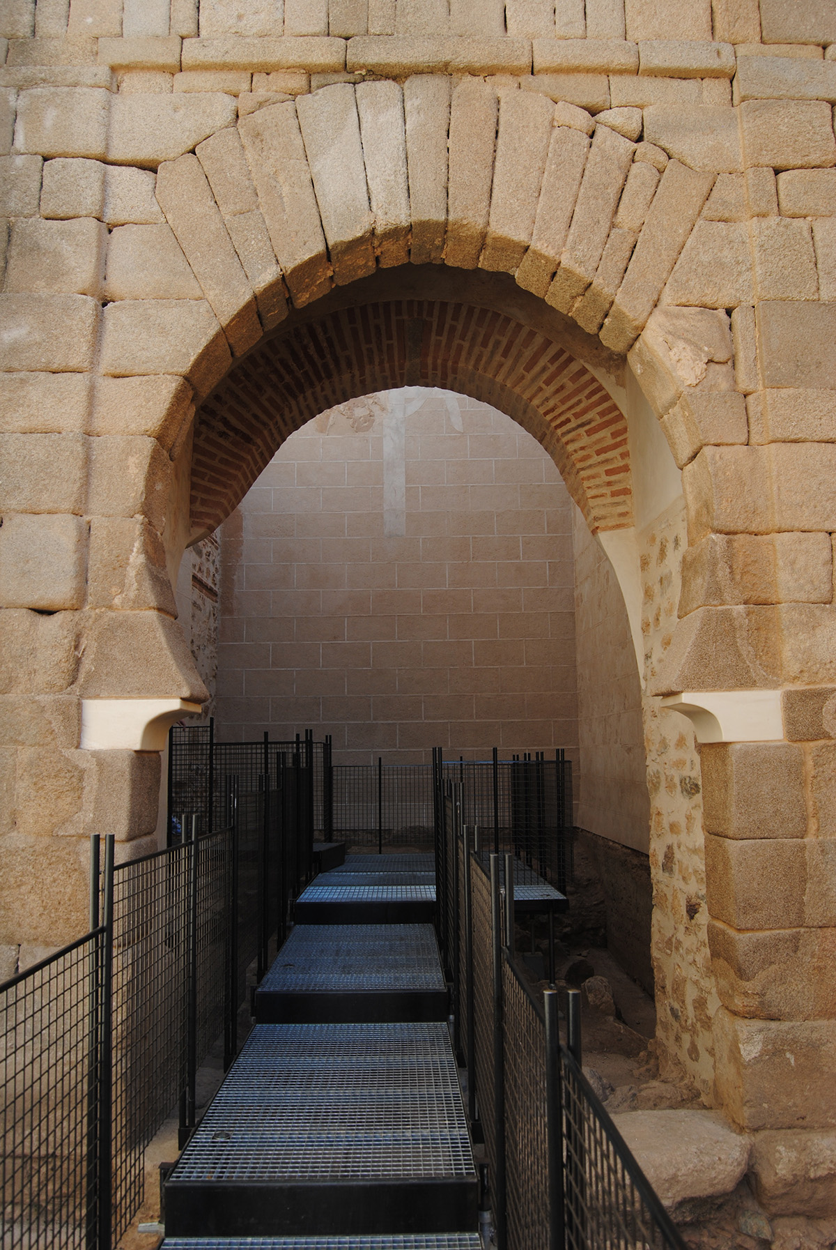 exterior puerta del alpendiz. badajoz.